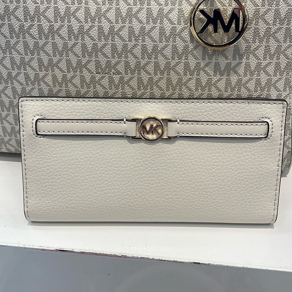 Michael Kors Reed Large Bifold Pebbled Leather Snap Wallet Card Case 
Lt Cream - Picture 14 of 16